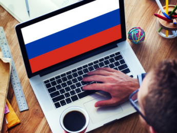 alt=«Флаг России на экране ноутбуку как символ отечественного ПО»